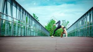 隐蔽骗术：揭秘“语音变声器”在非法电投中的应用逻辑。（隐秘诈骗术：揭开语音变声器在非法电投中的运作机制）